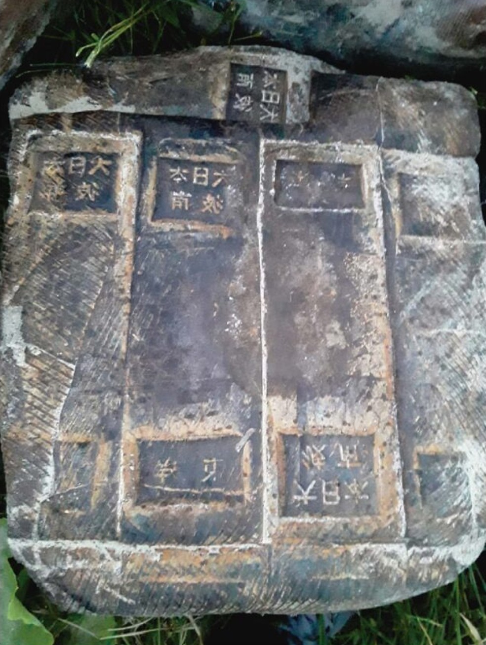 nscrições gravadas em ideograma japonês, o kanji - Foto: Claudio Sampaio