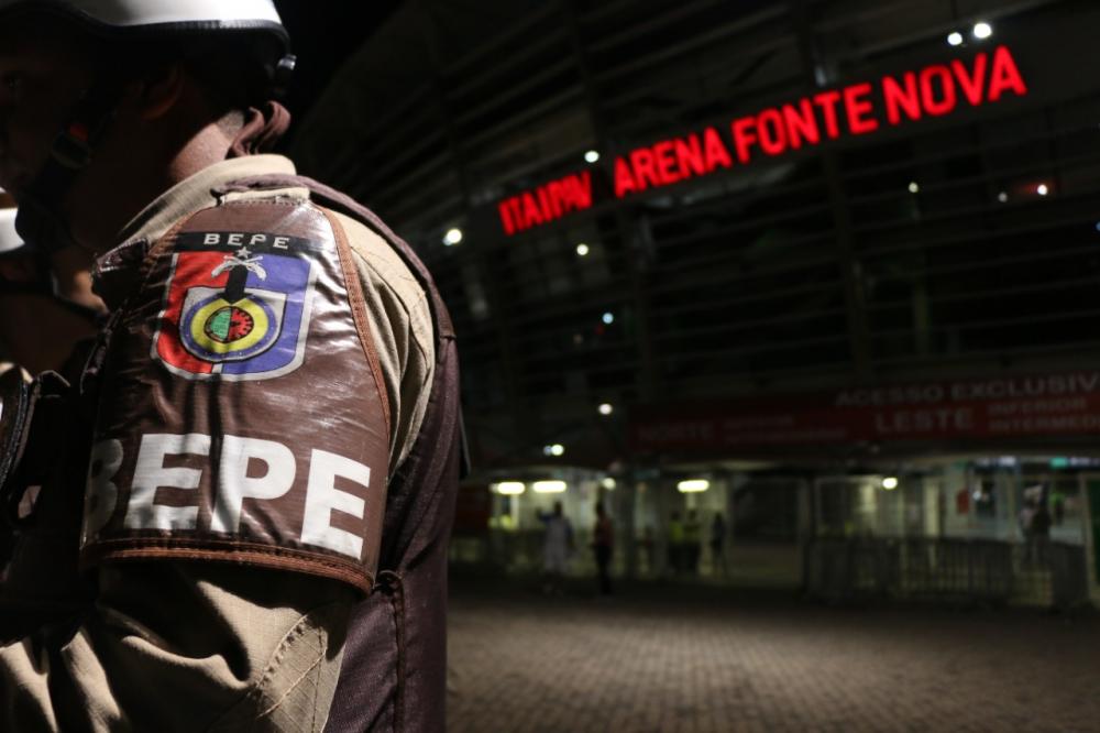 Integrantes de torcida organizada são suspeitos de atacar ônibus do E.C. Bahia