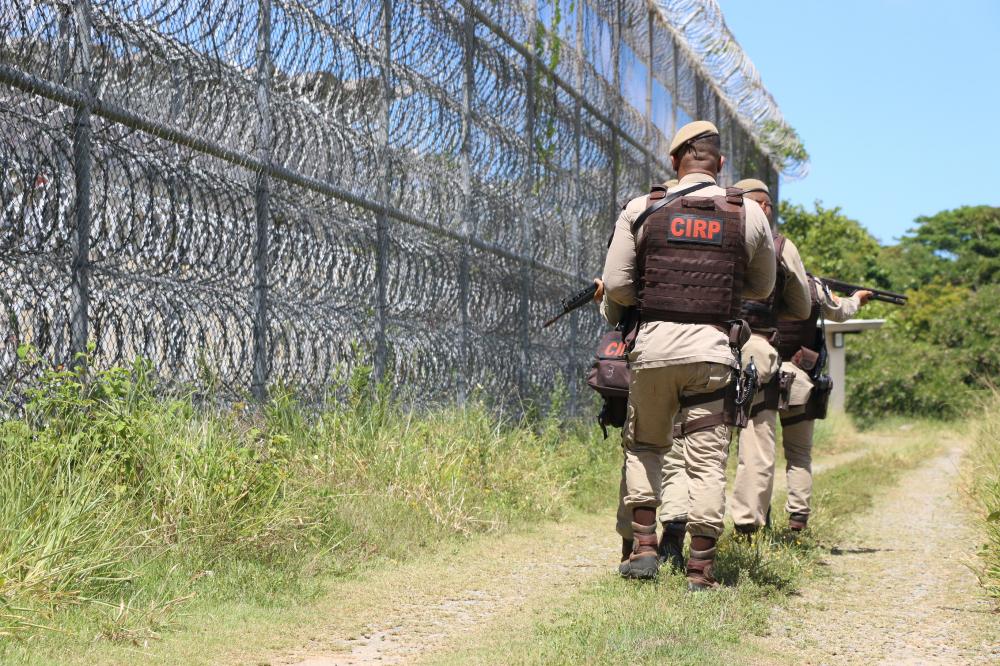 Ação integrada localiza 23 armas e 15 celulares em presídio