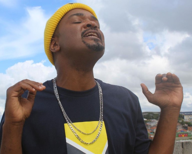 Carnaval e futebol inspiram clipe de Roberto Kuelho com Cesão MC