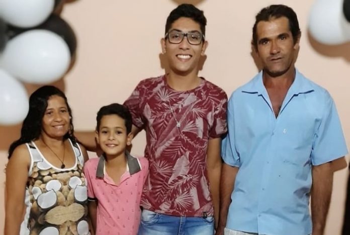Aprovado em Medicina, estudante viraliza nas redes sociais ao contar a notícia para o pai durante trabalho na zona rural