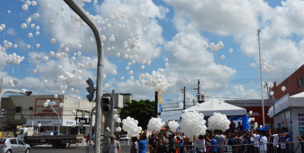 Feira dá as mãos e conclama a paz