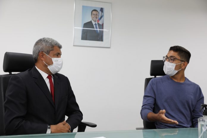 Aprovado em medicina, ex-estudante de escola pública é recebido por secretário da Educação