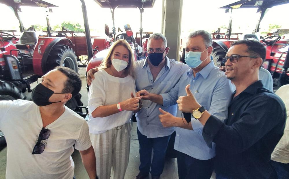 Emendas de Fabíola garantem ambulâncias para João Dourado e Mulungu