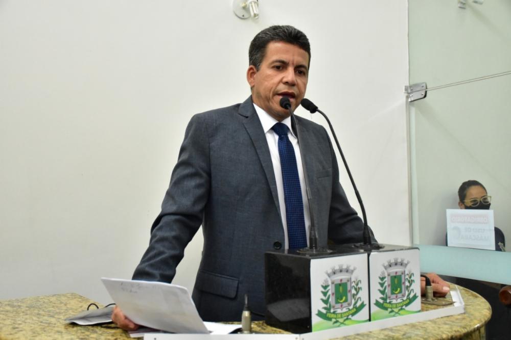 Vereador chama a atenção da Coelba sobre situação de postes e falta de rede de energia