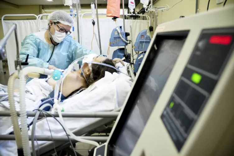 Quase 24% do total de óbitos em 2021 no país foram por Covid-19