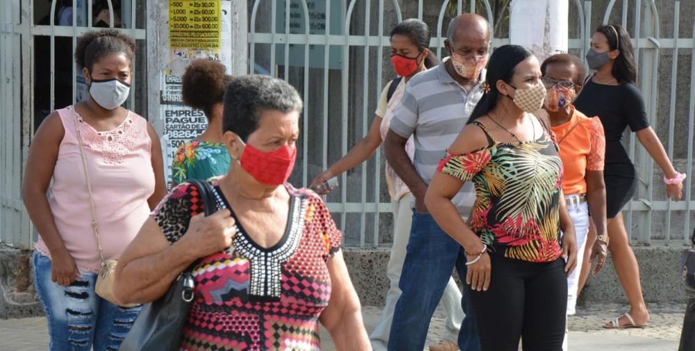 Resistência à 3ª dose contra Covid retarda flexibilização no uso de máscaras