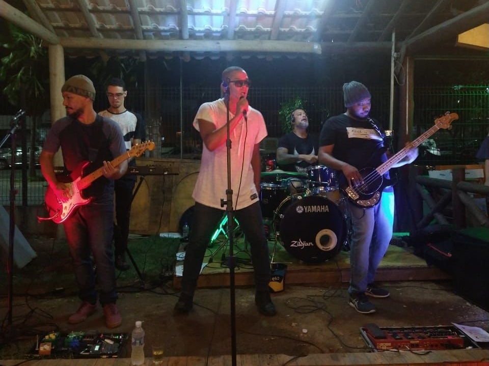 Banda L'age D'or emociona público durante show em tributo a Renato Russo