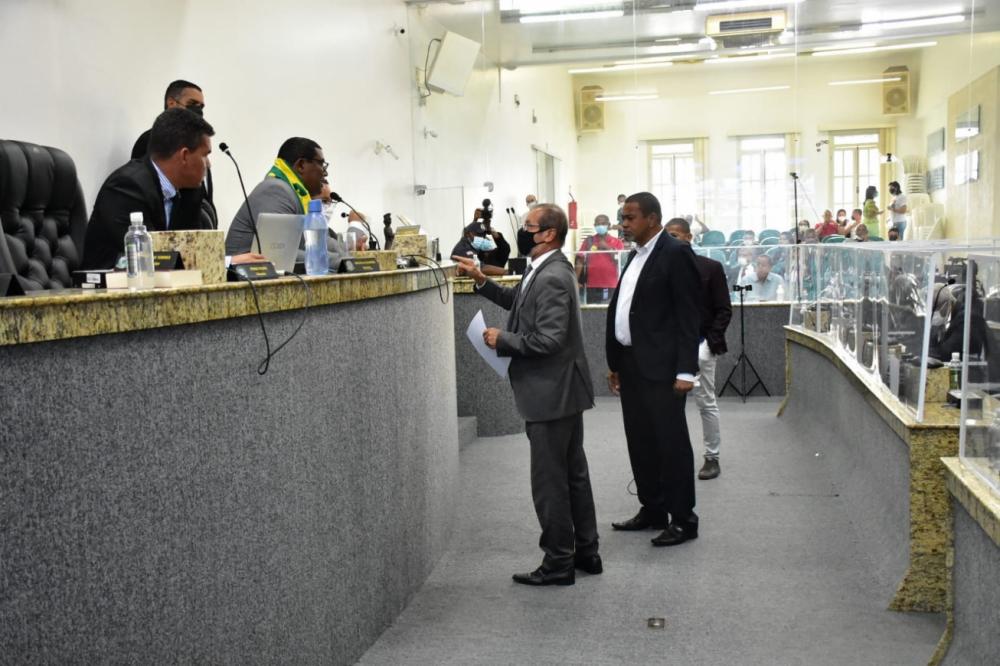 Procurador do Município vai à Câmara, entrega forçosamente documento e se recusa a depor