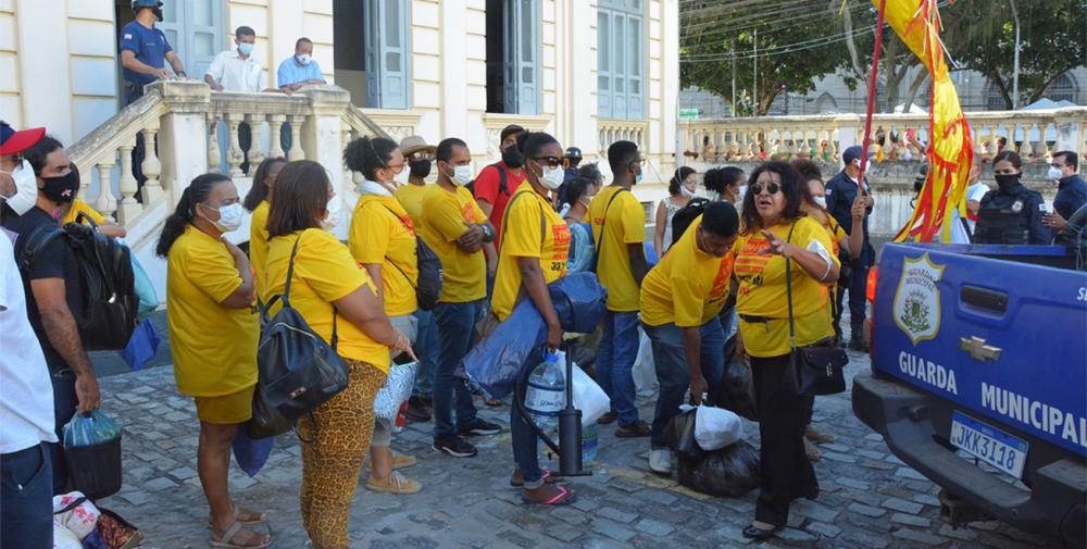 Manifestantes desocupam Paço Municipal