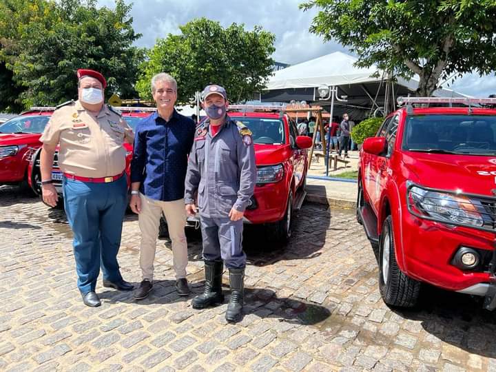 Com Rui, deputado Robinson Almeida entrega 4 novas viaturas para o Corpo de Bombeiros de Feira de Santana