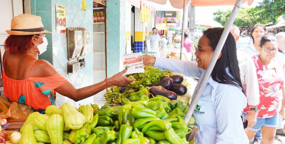 Feirantes do Tomba são orientados a manter a praça limpa