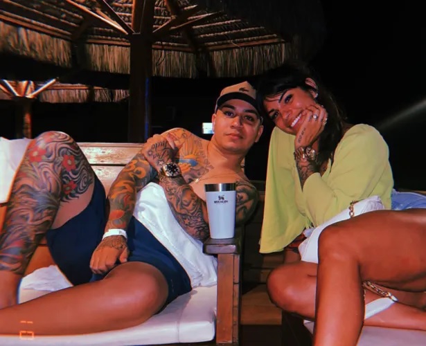 Influenciadora deixa prisão e fala sobre morte do namorado