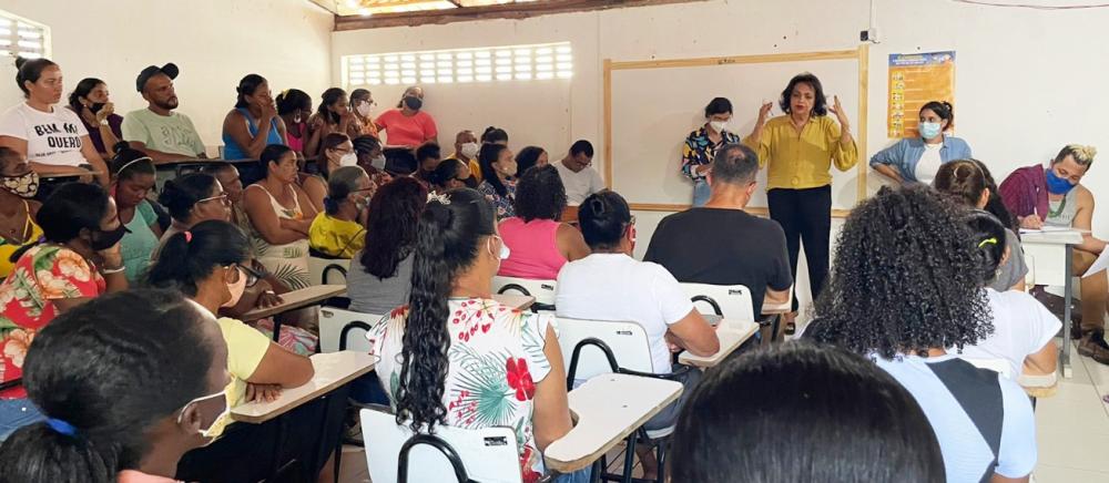 Secretária de Educação apresenta aos pais projeto de reforma de escola em Jaguara