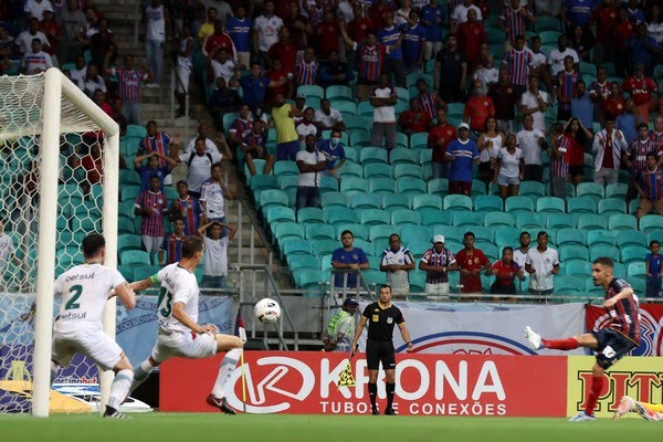 Bahia vence e segue na liderança da Série B