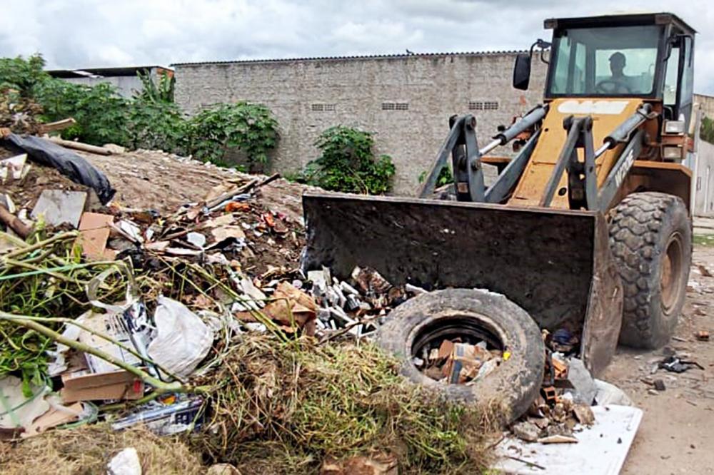 Prefeitura recolhe oito caçambas de lixo jogado em terreno no Eucaliptos
