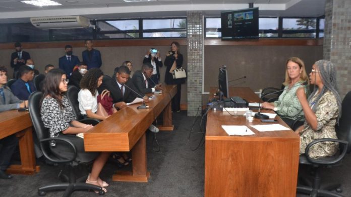 Presidida por Fabíola Mansur, Comissão de Educação aprova projeto que pune discriminação sexual