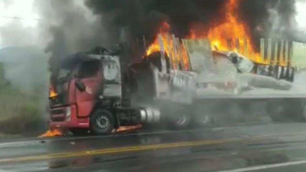 Caminhão carregado de pneus pega fogo em Jequié, na Bahia