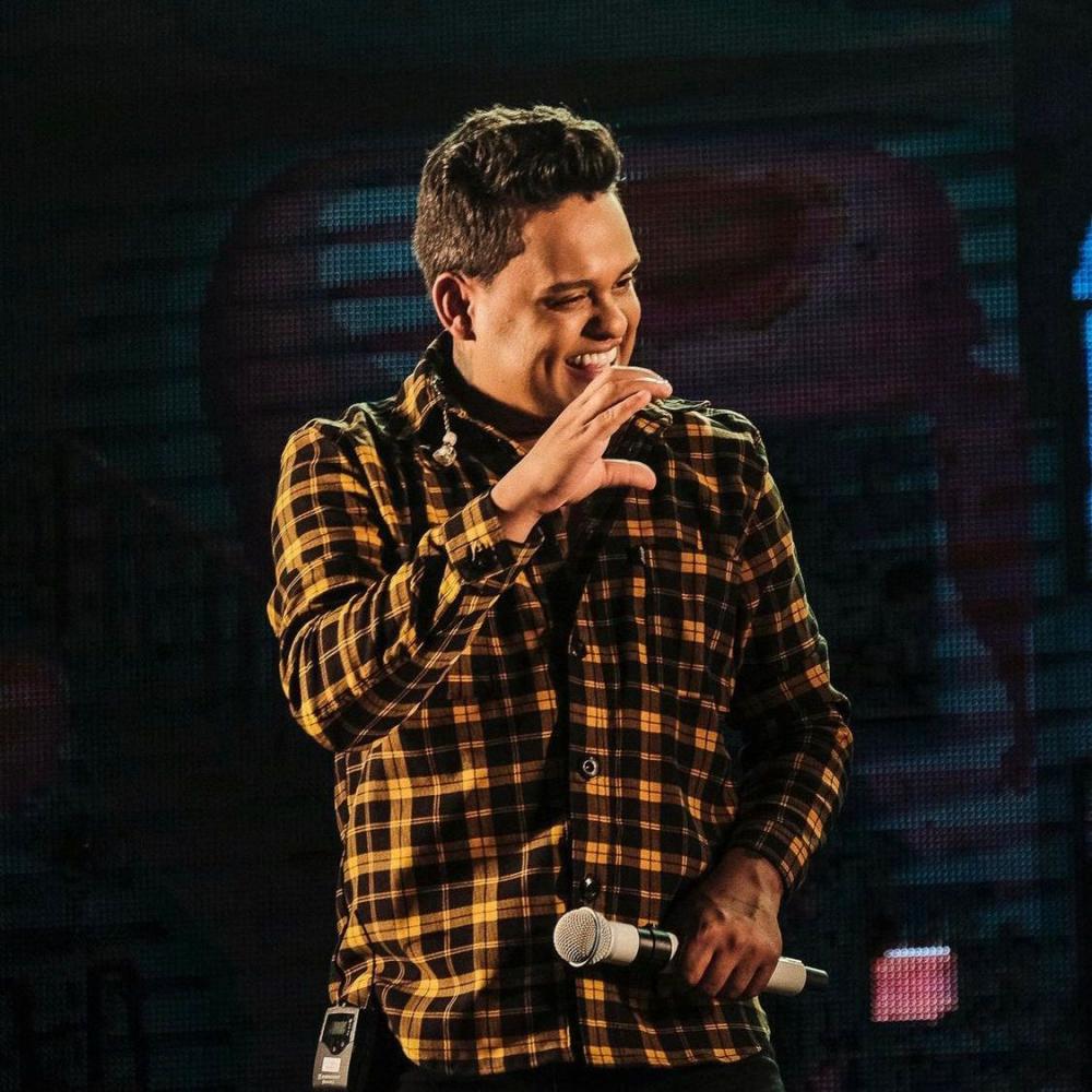 Thiago Aquino comemora aniversário com show gratuito em Feira de Santana