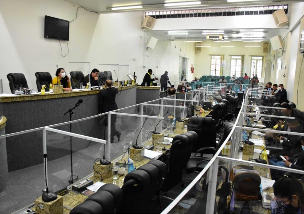 Vereador apresenta projeto para retirar vidro que separa plenário das galerias da Câmara