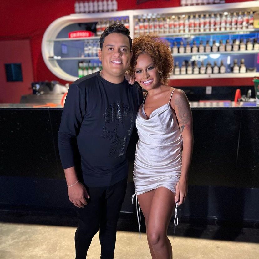 Thiago Aquino grava clipe com participação de Sthe Matos