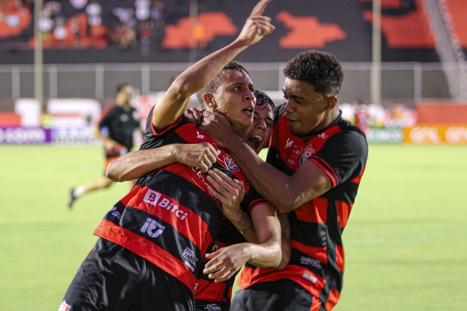 Vitória vence o Confiança no Barradão