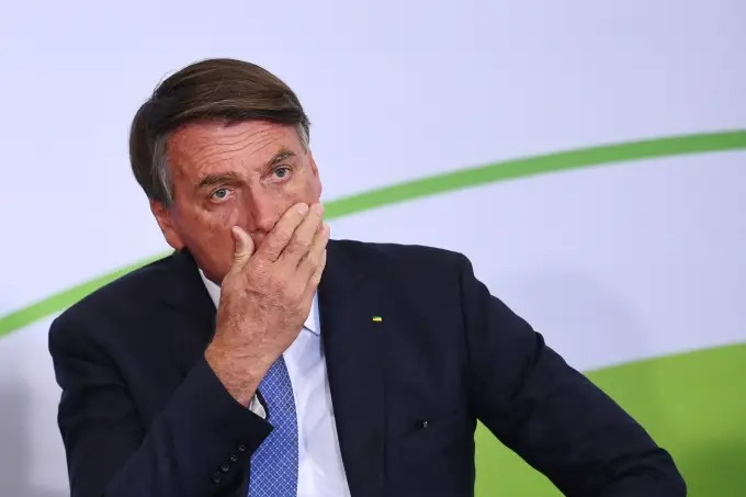 Justiça determina retirada de outdoors de Bolsonaro por propaganda antecipada