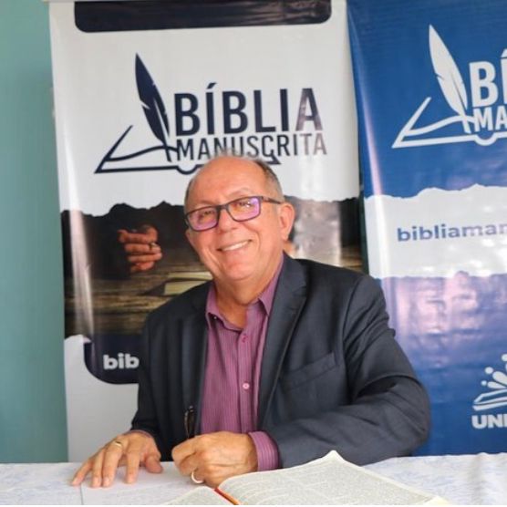 Bíblia Manuscrita percorre o Brasil e recebe autoridades em Feira de Santana