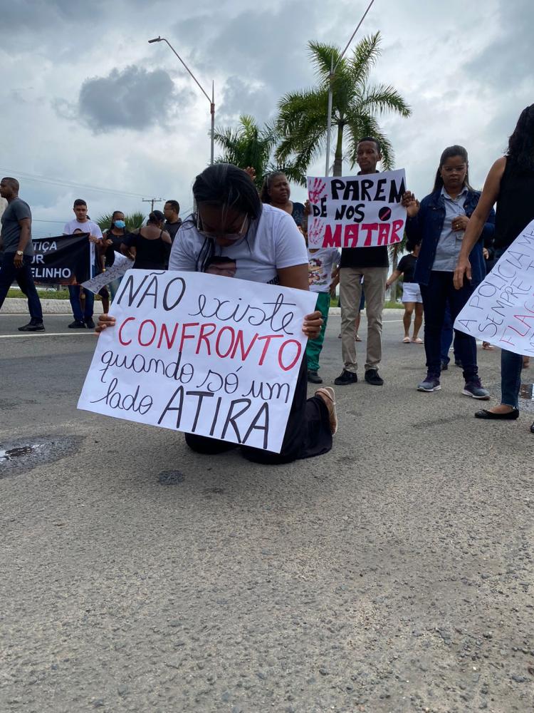 Familiares e amigos de jovem morto pela PM faz protesto pedindo justiça