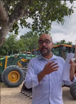 Secretário fala sobre recuperação de estradas da Zona Rural e entrega de sementes