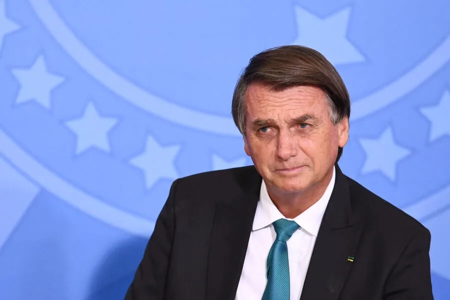 Bolsonaro é rejeitado por mulheres e favorito entre homens ricos