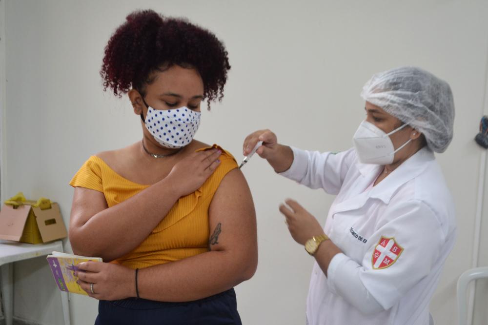 Adolescentes podem ser vacinados com a dose de reforço contra a Covid