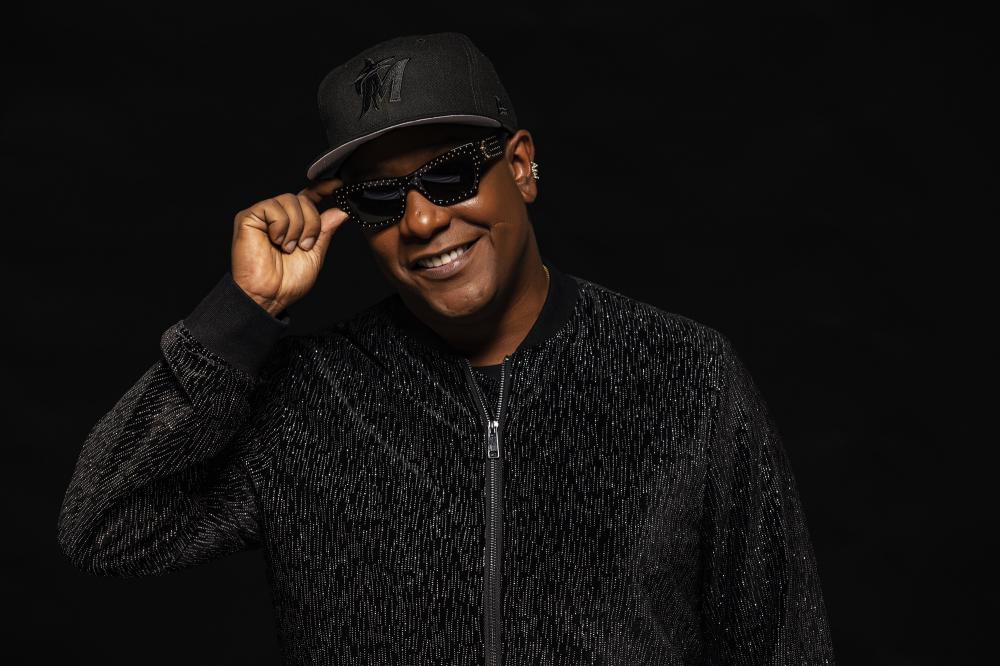 Márcio Victor comemora 20 anos de carreira com novo registro audiovisual