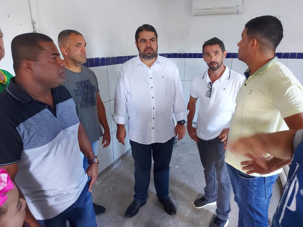 Prefeito de Governador Mangabeira entrega novas obras para a comunidade