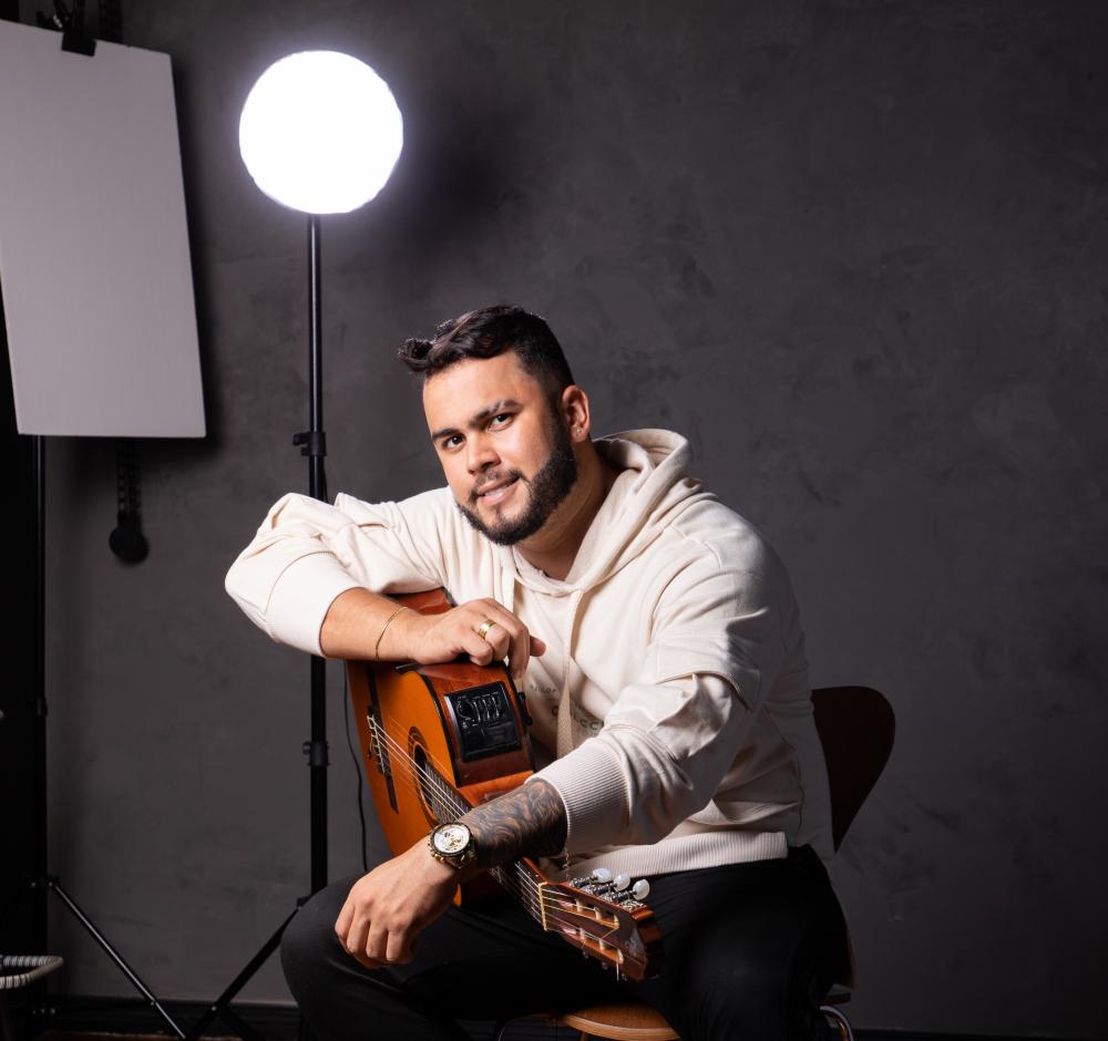 Rodrigo Ferrer lança clipe para o arrocha autoral