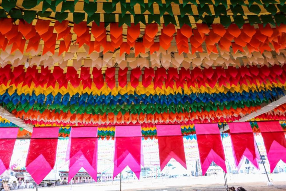 Ornamentação do São João de Santo Antônio de Jesus vai contar com 125 mil metros de bandeirolas nas ruas