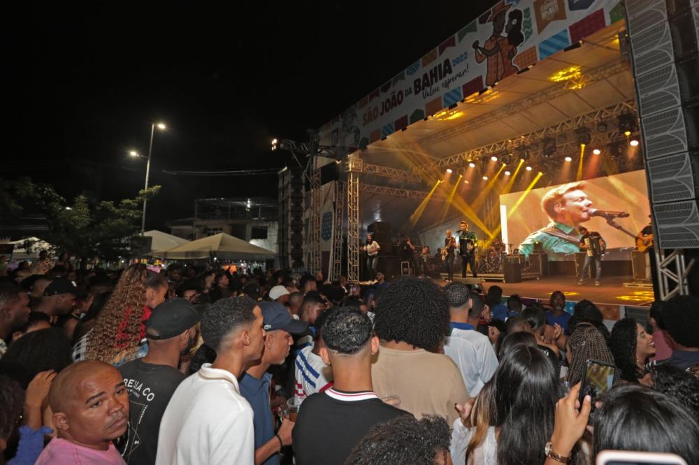 Público de Paripe enloquece ao ouvir e ver Michel Teló