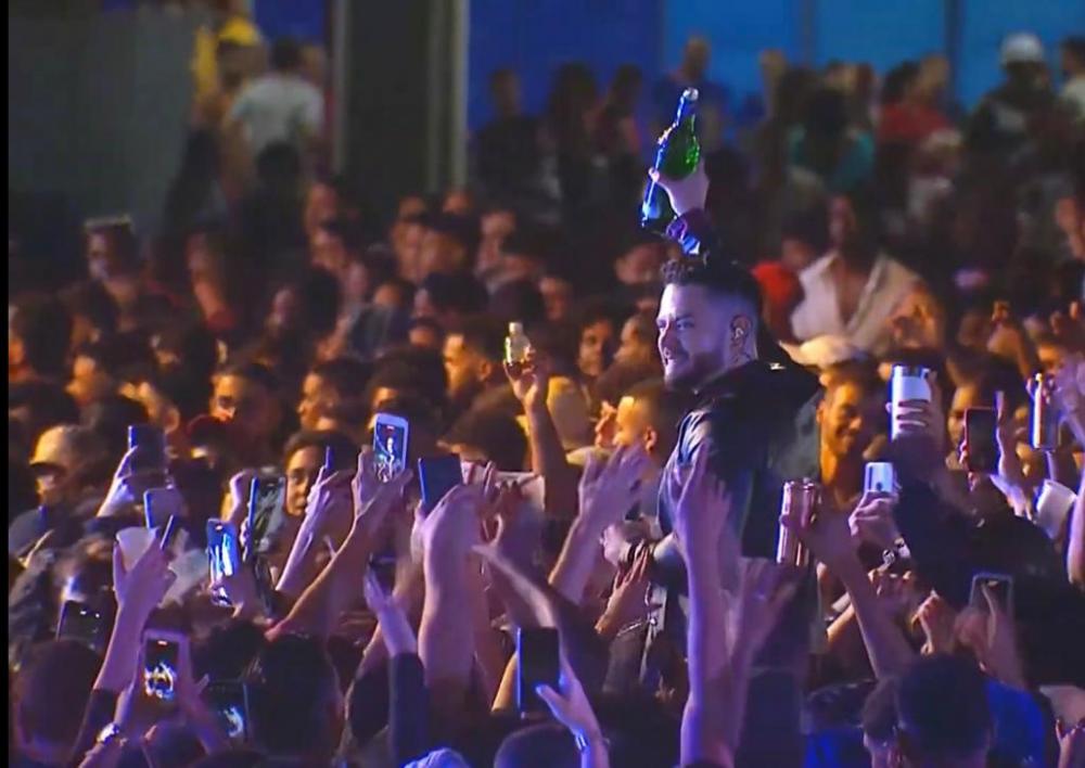 Dan Valente canta nos braços do povo no São João da Bahia