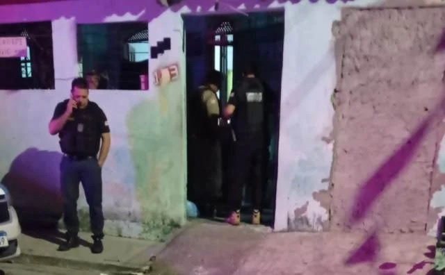 Jovem é morto a tiros no sofá de casa em Feira de Santana