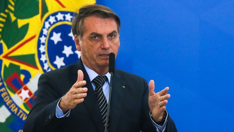 Bolsonaro edita decreto para obrigar postos a exibir preço de combustíveis antes de teto para ICMS