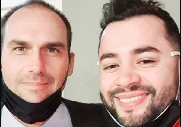 Boulos posta foto de Eduardo ao lado de bolsonarista que matou petista: 