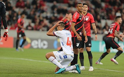 Bahia desperdiça chances, leva virada no fim e está eliminado da Copa do Brasil