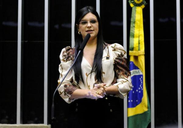Ex-bolsonarista, Dayane Pimentel afirma que PEC dos Benefícios é eleitoreira