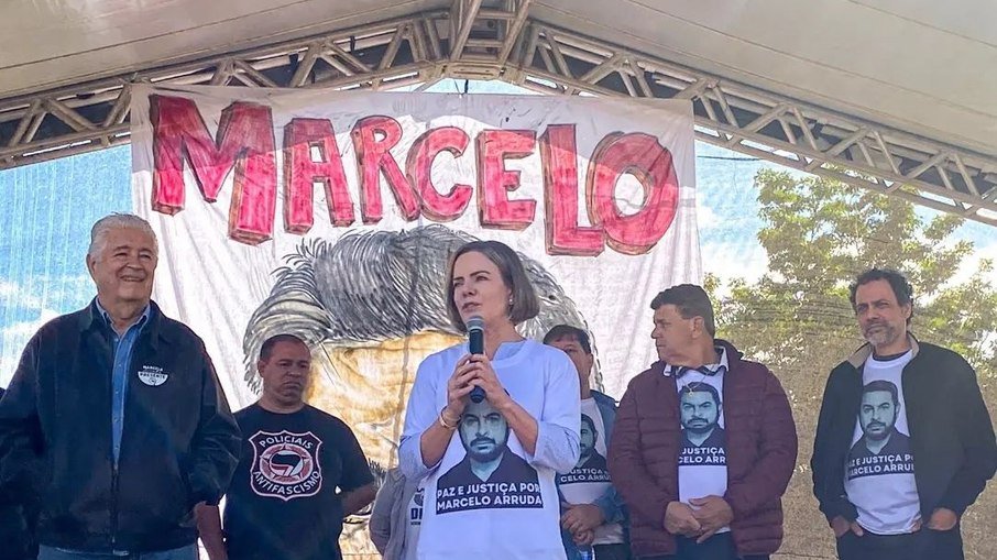 Gleisi Hoffmann critica Bolsonaro em ato em memória de Marcelo Arruda