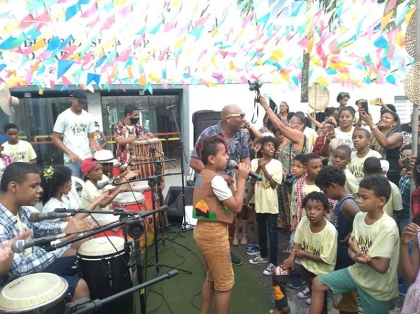 Projeto social promove aulas de dança, canto, música e fabricação de instrumentos para crianças em Salvador