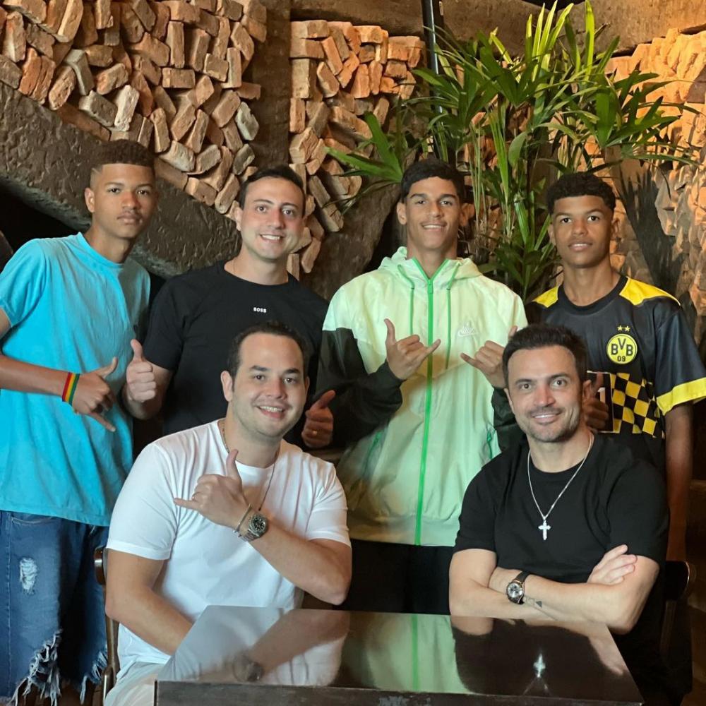 Luva de Pedreiro terá salário de R$ 100 mil e 60% nos contratos