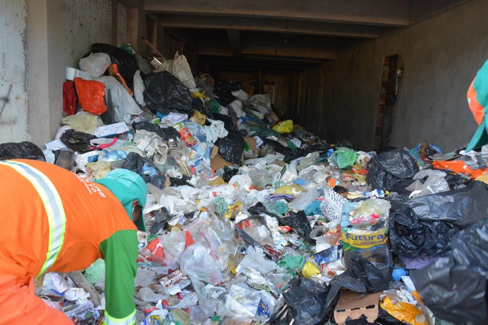 Prefeitura limpa galpão onde lixo era acumulado por morador no Feira VI