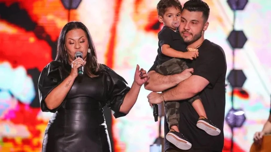 Dona Ruth chora e diz que neto não sabe da morte de Marília Mendonça