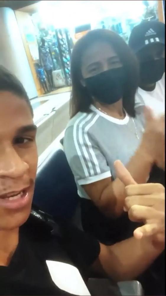 Luva de Pedreiro viaja para a Europa acompanhado dos pais: 