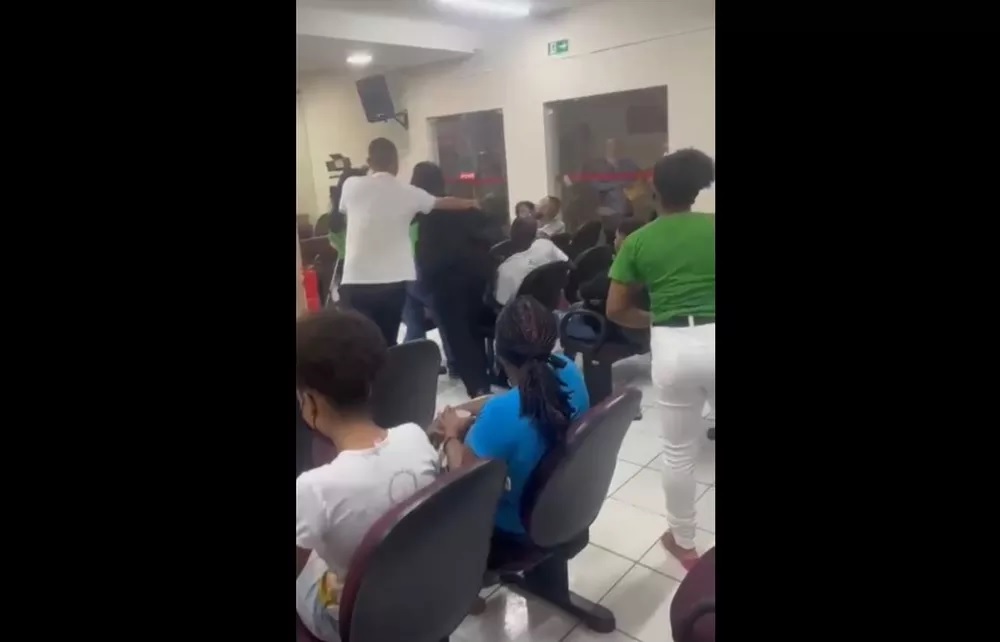 Vereador arremessa copo em jornalista durante sessão ordinária na Bahia